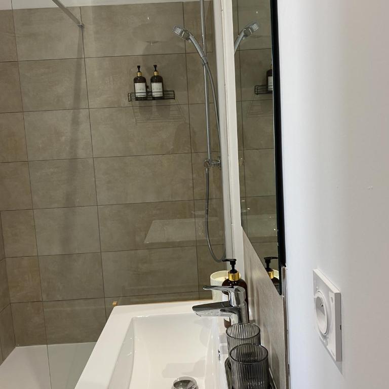 Collection Terreaux - No 3 Vue sur la place w AC - Studio Apartment - 10