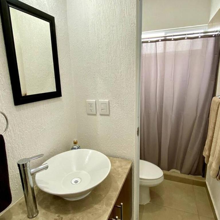 Preciosa casa nueva con 3 recámaras y 3 baños a 7 min del Tren Maya - Three-Bedroom House - 25