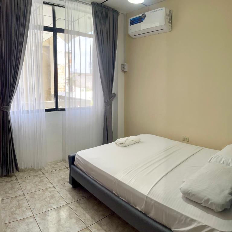 Moderno, grande, amplia vista, parqueo - Three-Bedroom Apartment - 10