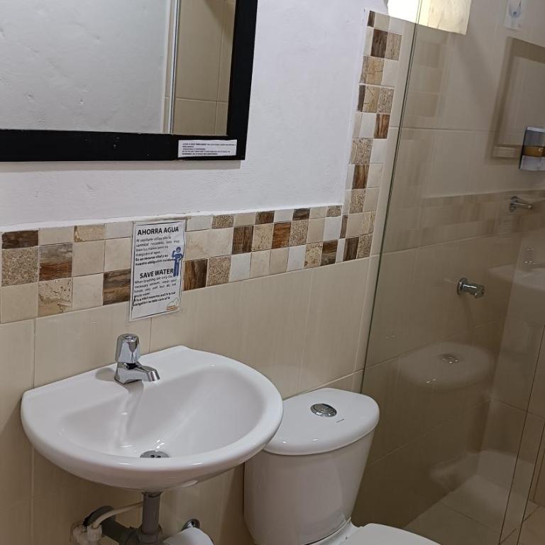 Hotel Marrokos Aeropuerto José María Córdova - Habitación Doble con balcón - 9