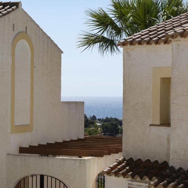 Casa Flora Bungalow con piscinas en Calp - Three-Bedroom Apartment - 54