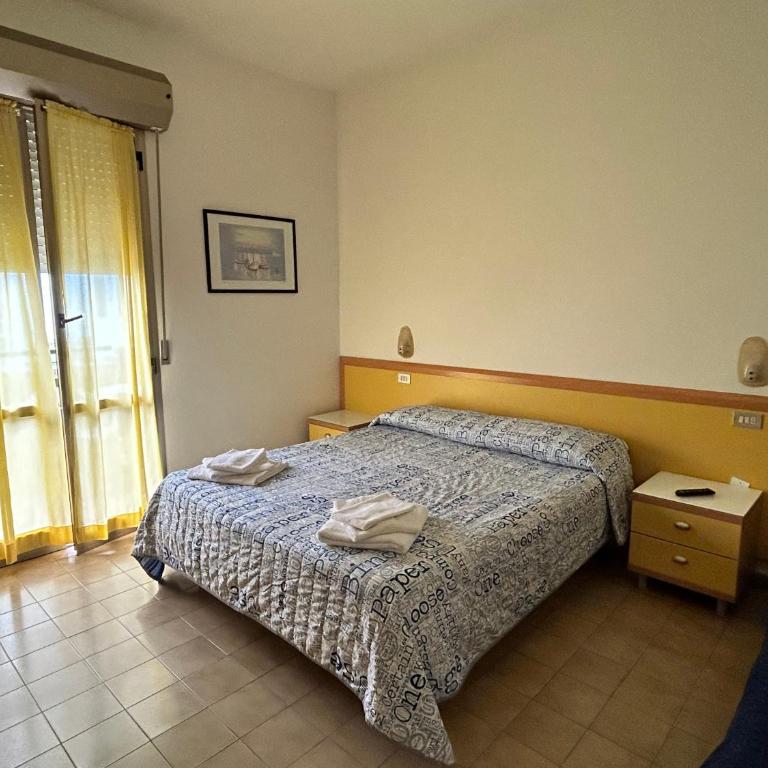Hotel Etna - Hotel per Coppie e Famiglie con Parcheggio e Spiaggia - Camera Tripla con Balcone - 5