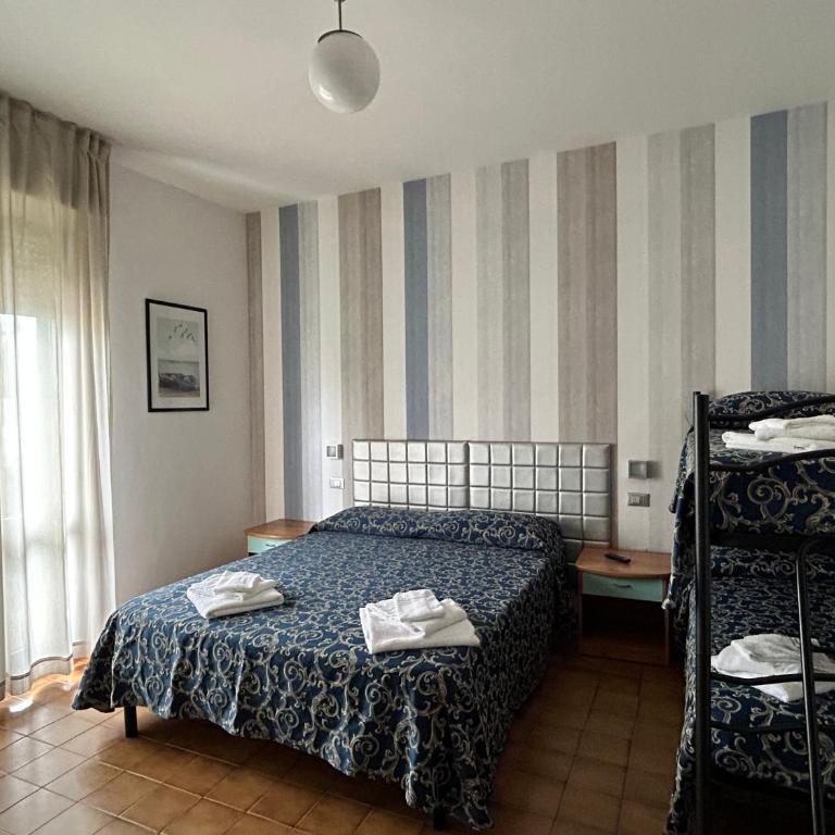 Hotel Etna - Hotel per Coppie e Famiglie con Parcheggio e Spiaggia - Camera Tripla con Balcone - 3