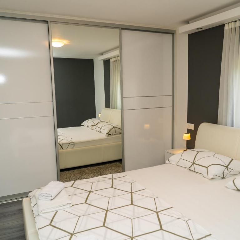 Holiday Home IFI - Six-Bedroom House - 48