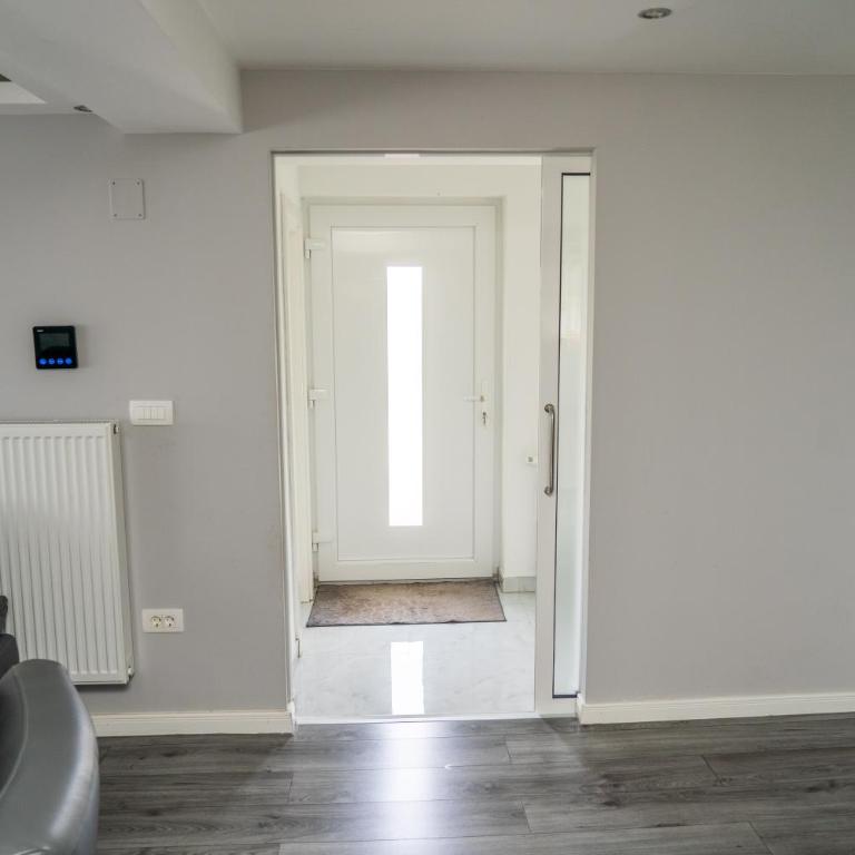 Holiday Home IFI - Six-Bedroom House - 92