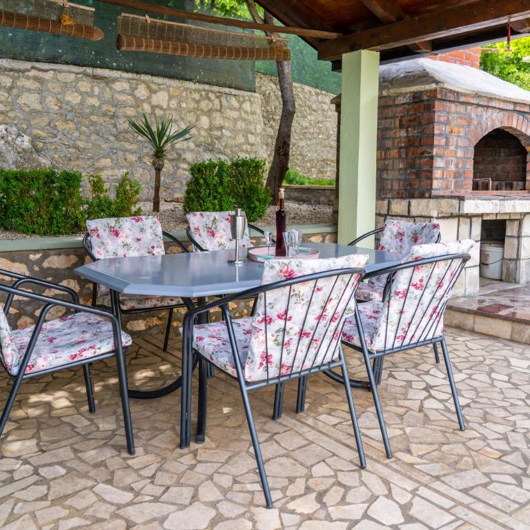 Holiday Home IFI - Six-Bedroom House - 8