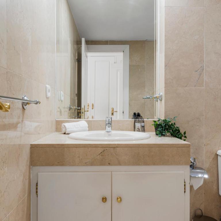 Duplex in Puerto Banus by Costarentals - Ref M40 - Apartamento de 3 dormitorios - 26