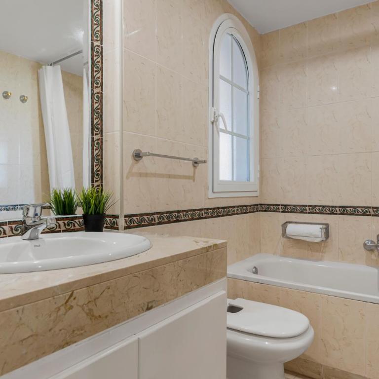 Duplex in Puerto Banus by Costarentals - Ref M40 - Apartamento de 3 dormitorios - 23