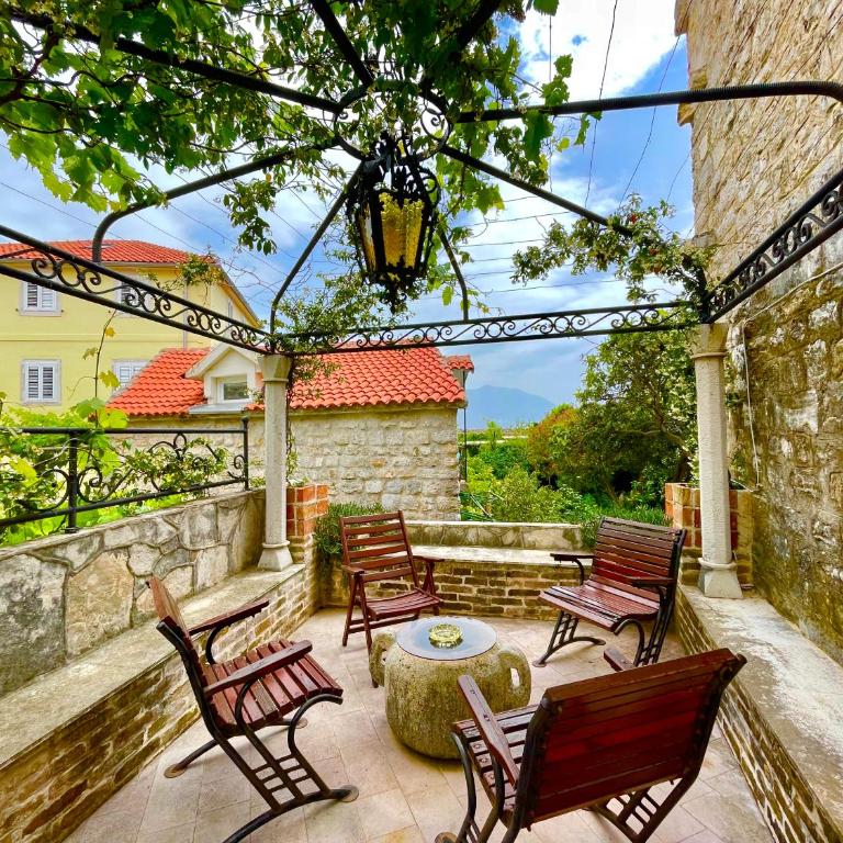 Heart of old town,Private garden ,Stunning View, Free Wi-Fi - Two-Bedroom Apartment - 2