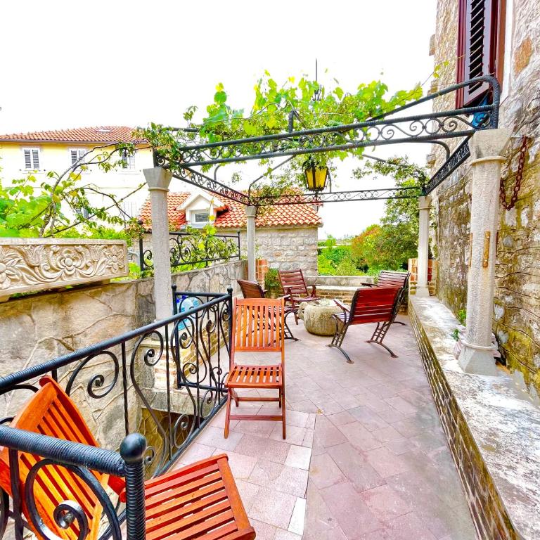 Heart of old town,Private garden ,Stunning View, Free Wi-Fi - Two-Bedroom Apartment - 9