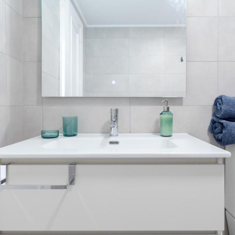 Bright 2 Bed Apartment with pool - Solo Familias - Apartamento de 2 dormitorios con balcón - 19