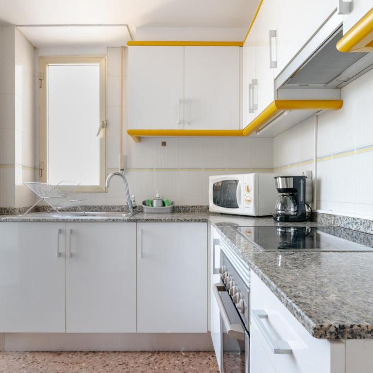 Bright 2 Bed Apartment with pool - Solo Familias - Apartamento de 2 dormitorios con balcón - 20