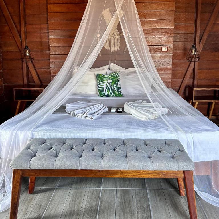 Ecoco Holbox - EcoChic - Cabañas de Madera - Holbox Retreat - Habitación con cama extragrande y balcón - 9