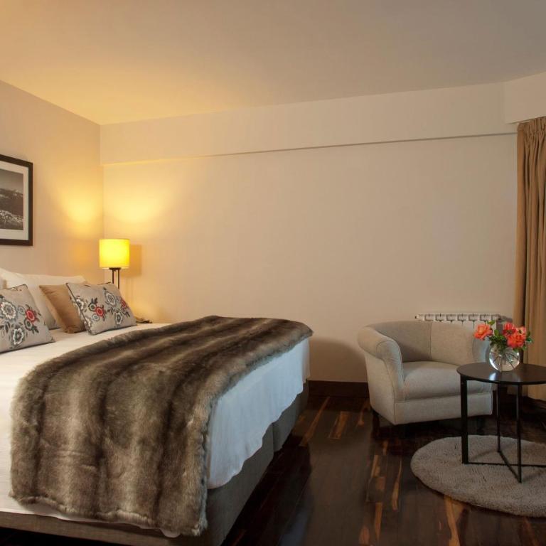 Sheraton Bariloche Hotel - Habitación Superior con 1 cama extragrande y vistas parciales al lago - 3