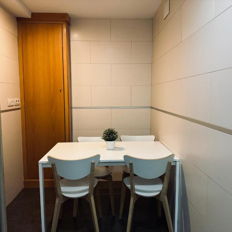 Sweet BCN Sagrada Familia - Three-Bedroom Apartment - 32