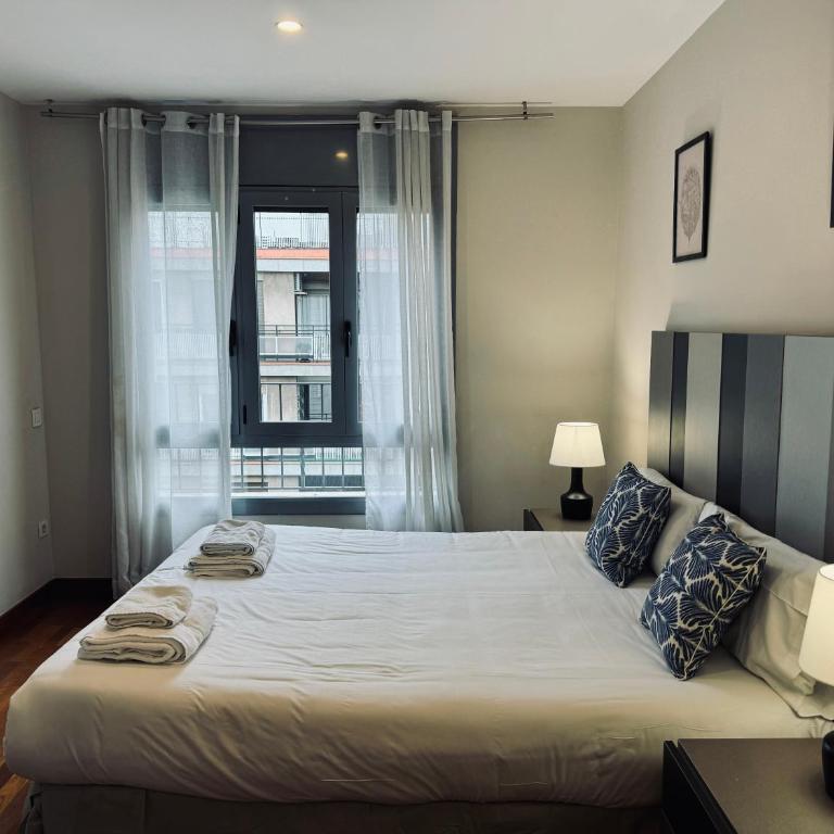 Sweet BCN Sagrada Familia - Three-Bedroom Apartment - 2