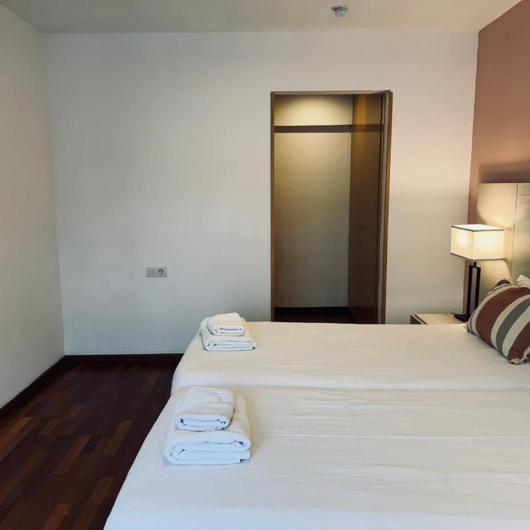 Sweet BCN Sagrada Familia - Three-Bedroom Apartment - 12