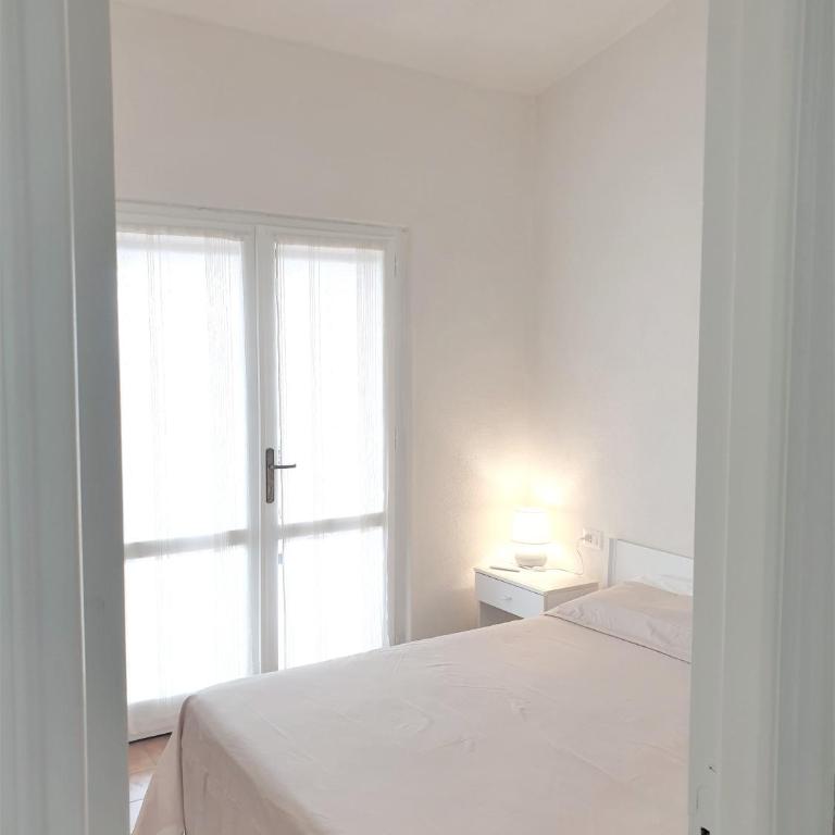 Camera con Vista - Appartamento con 2 Camere da Letto e Vista Mare - 12