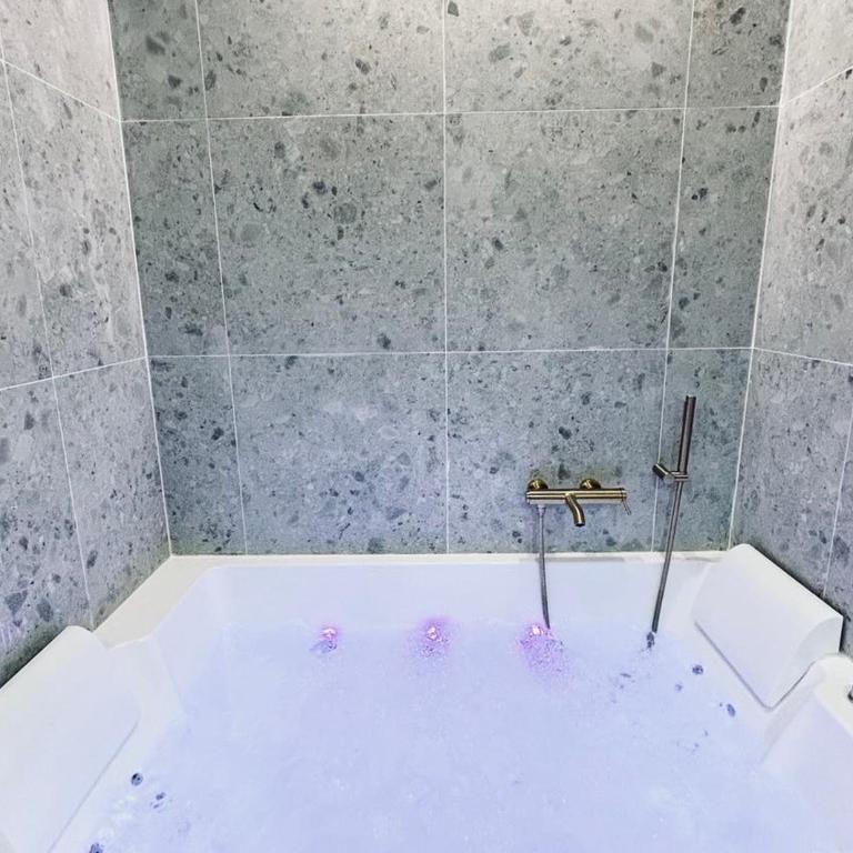 Hôtel Metz mon amour, un séjour à 200m de la cathédrale ! Classé 3 étoiles ! - Appartement 1 Chambre - 7