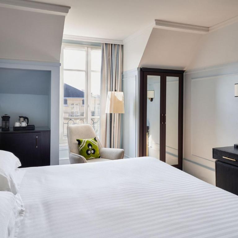 Paris Marriott Opera Ambassador Hotel - Chambre Lit King-Size - Vue sur Tour Eiffel - 5