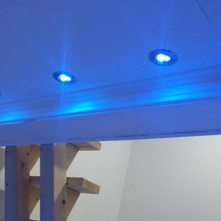 Small Apartment PRIVATE bathroom STRONG WI-FI - Dvokrevetna Soba sa Zasebnim Krevetima - 3