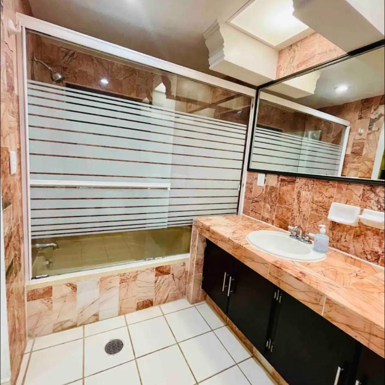 Frente al mar hermoso condominio familiar - Three-Bedroom Apartment - 17