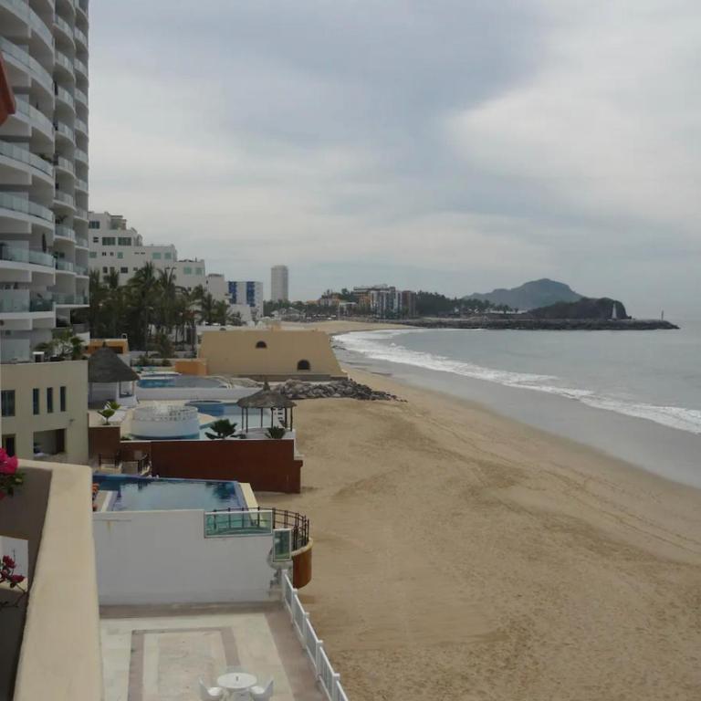 Frente al mar hermoso condominio familiar - Three-Bedroom Apartment - 35