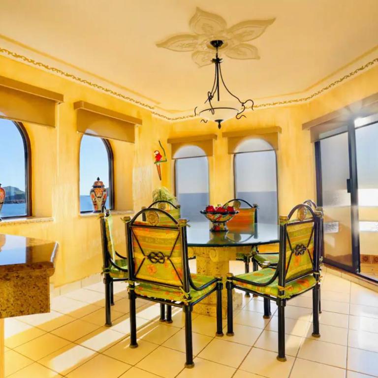 Frente al mar hermoso condominio familiar - Three-Bedroom Apartment - 40