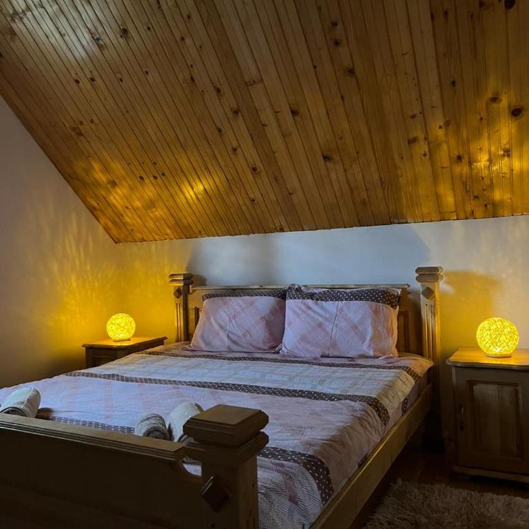 Golden Wood House - Two-Bedroom House - 27