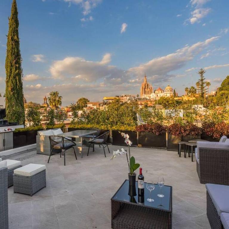 Luxury 2BR Condo AC Near Rosewood - 3 min walk - Two-Bedroom Apartment - 10