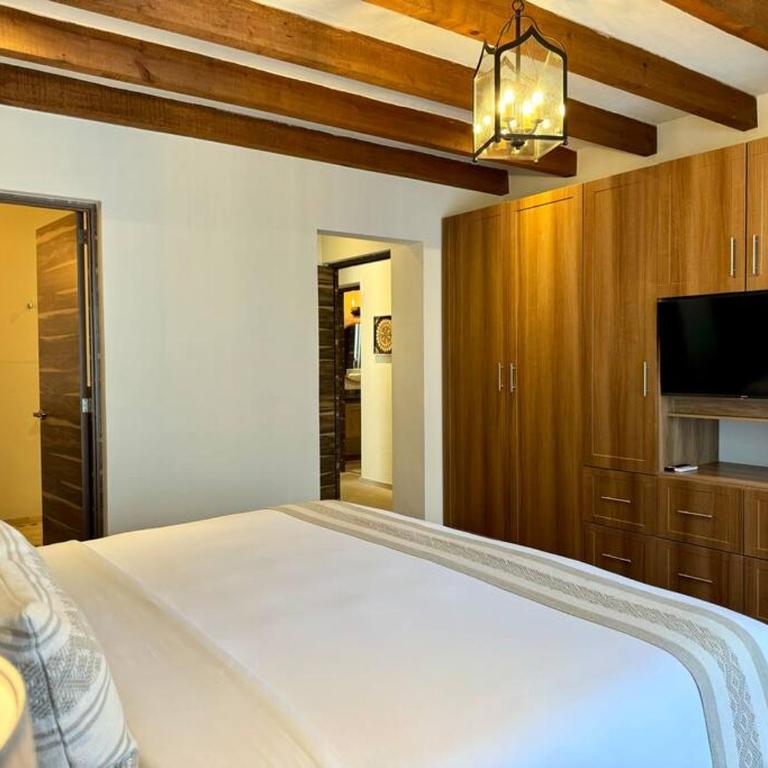 Luxury 2BR Condo AC Near Rosewood - 3 min walk - Two-Bedroom Apartment - 36