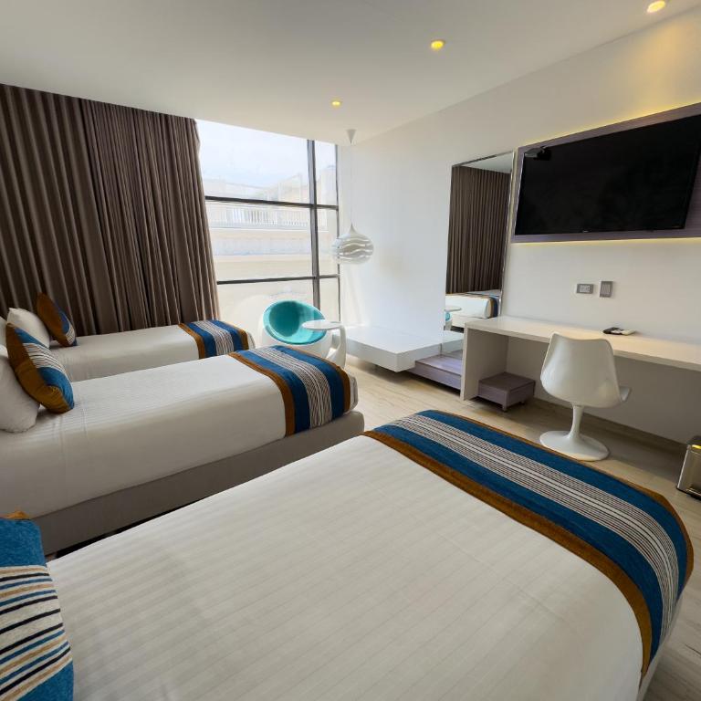 Hotel Catedral Plaza - Deluxe Triple Room - 8