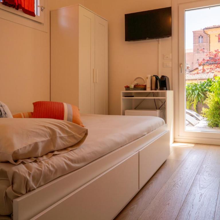 Piazza Maggiore Santa Margherita Rooms - Queen Room with Balcony - 2