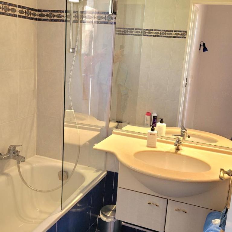 SEAVIEW house - 6-min WALK TO BEACH & RESTAURANTS - Pool - Private underground garage box - Garden - near Cannes - Maison 2 Chambres - 33