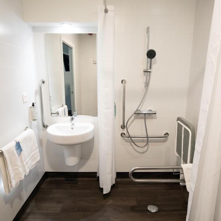 Travelodge Madrid Metropolitano - Double or Twin Room - Disability Access - 7