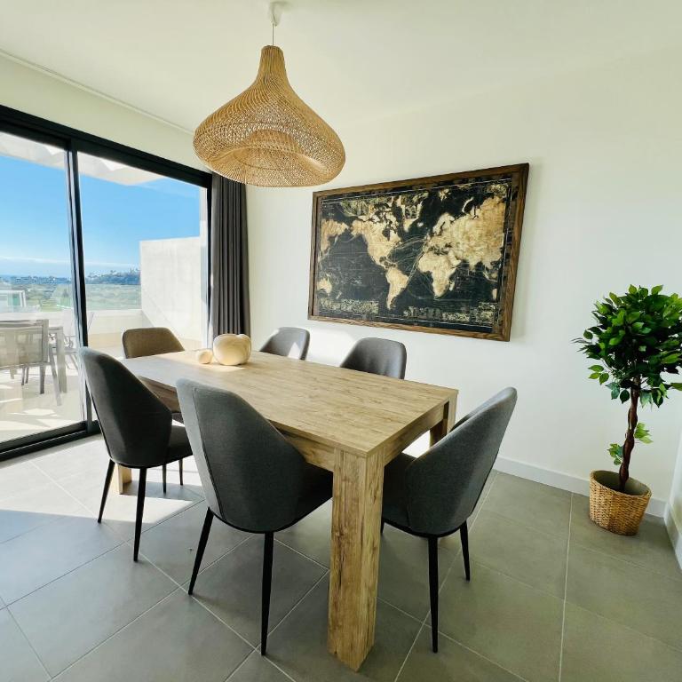 Penthouse moderne vue mer idéal pour séjour en famille Las Olas Estepona - Three-Bedroom Apartment - 2