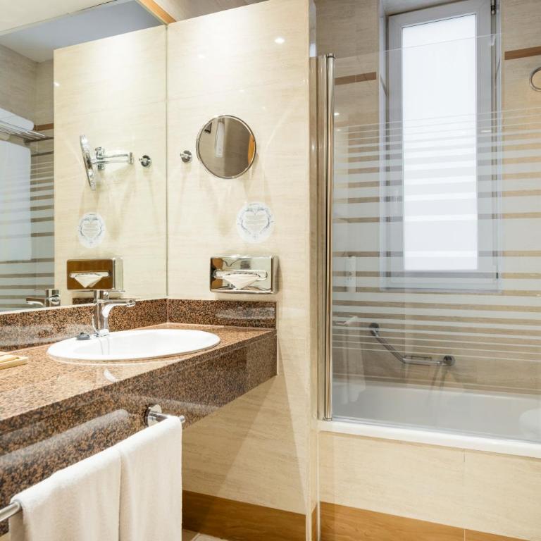 Ilunion Les Corts Spa - Triple Room (2 Adults + 1 Child) - 5