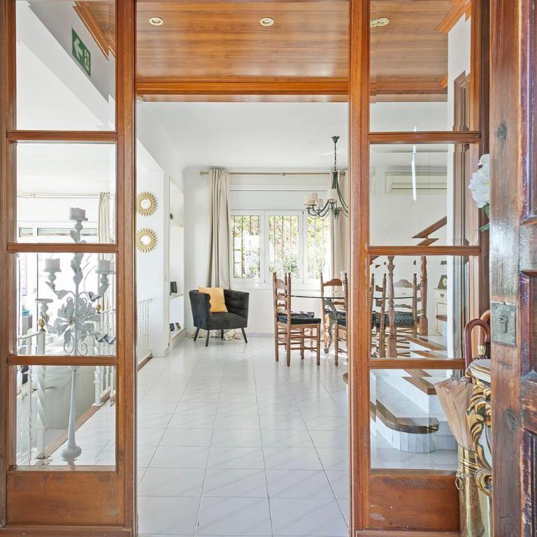 HOUSE WITH AMAZING VIEWS , OVERLOOKING THE FESTIVAL TOWN OF SITGES - Casa de 6 dormitorios - 24