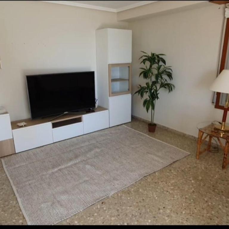 Piso nuevo y con vistas - Three-Bedroom Deluxe Apartment - 9