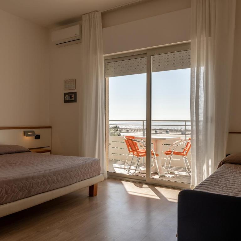 Hotel Continental - Camera Tripla con Balcone - Fronte Mare - 4