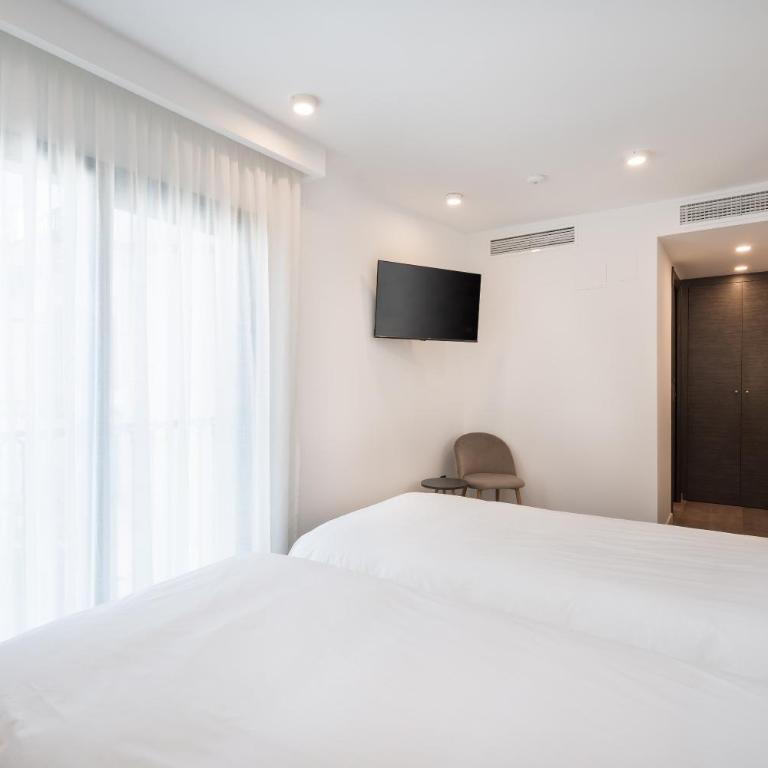 The Orange House Boutique Hotel and Upstairs Rooftop Bar Center of La Cala de Mijas 100m from the Beach - Habitación Doble Deluxe - 2 camas - 7