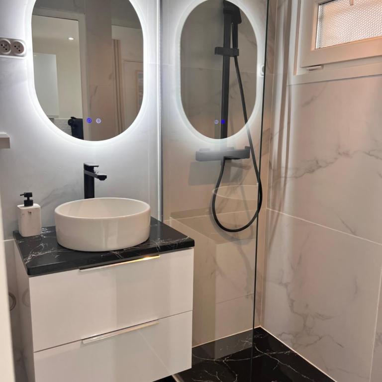 Suite jacuzzi 2 min de la mer - One-Bedroom Apartment - 1
