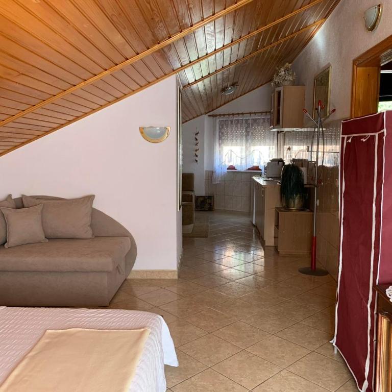 Guesthouse Centro - Three-Bedroom Premium Apartment - 17