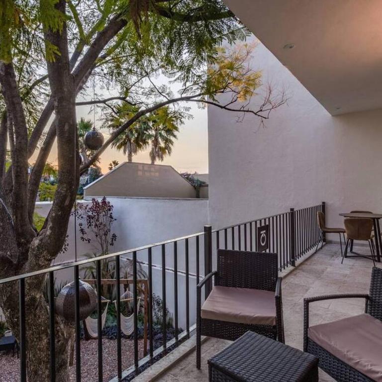 Luxury 2BR Condo AC Near Rosewood 3 min walk - Two-Bedroom Apartment - 5