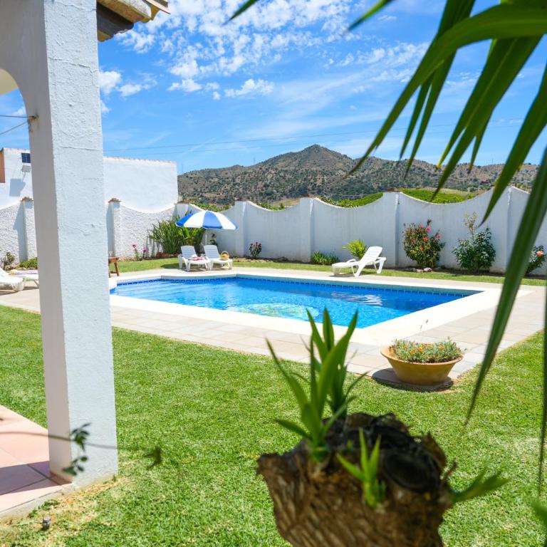 Amplia casa rural con precioso jardín cerca de Málaga capital. - Casa de 4 dormitorios - 4