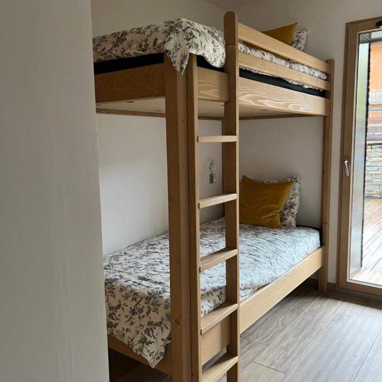 Modern 3 bedroom apartment close to lifts - Three-Bedroom Apartment - 16