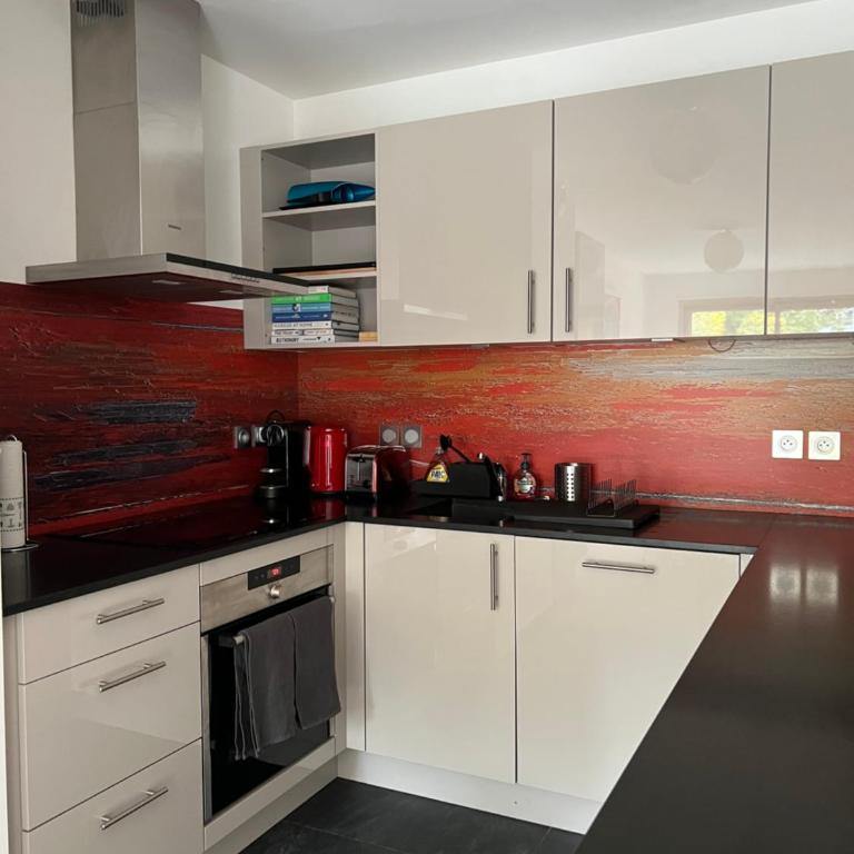 Modern 3 bedroom apartment close to lifts - Three-Bedroom Apartment - 13