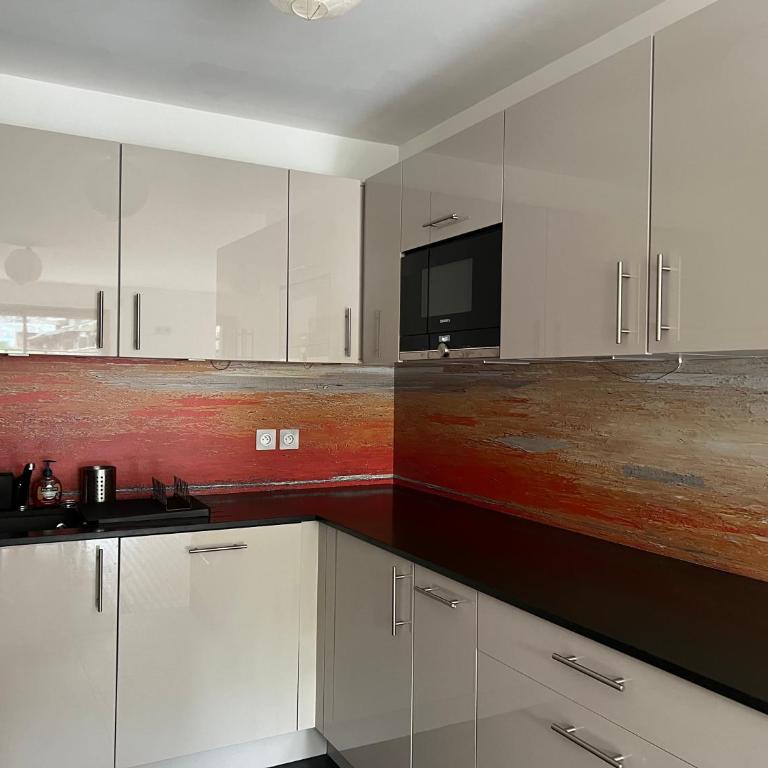 Modern 3 bedroom apartment close to lifts - Three-Bedroom Apartment - 19