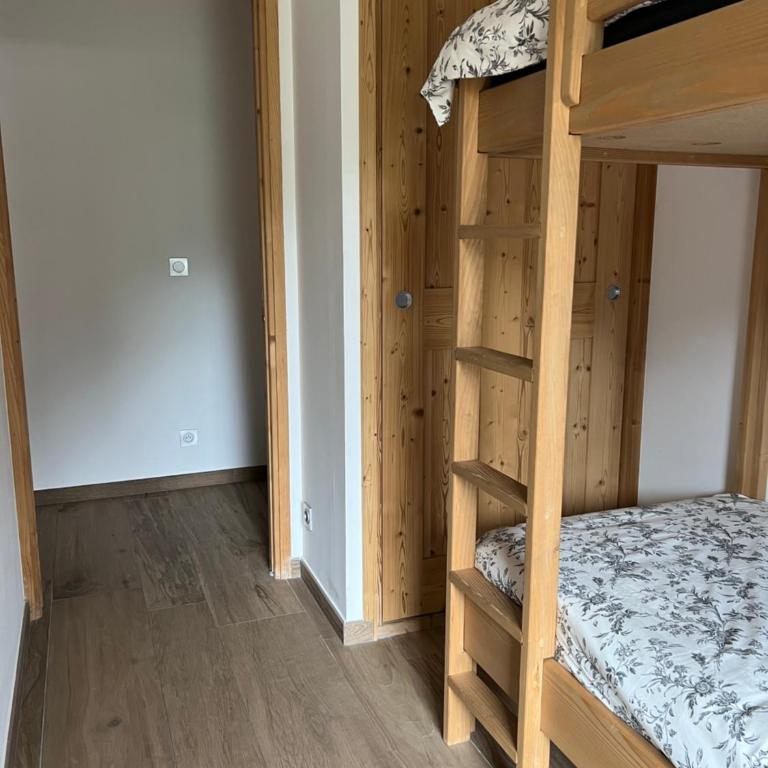 Modern 3 bedroom apartment close to lifts - Three-Bedroom Apartment - 22