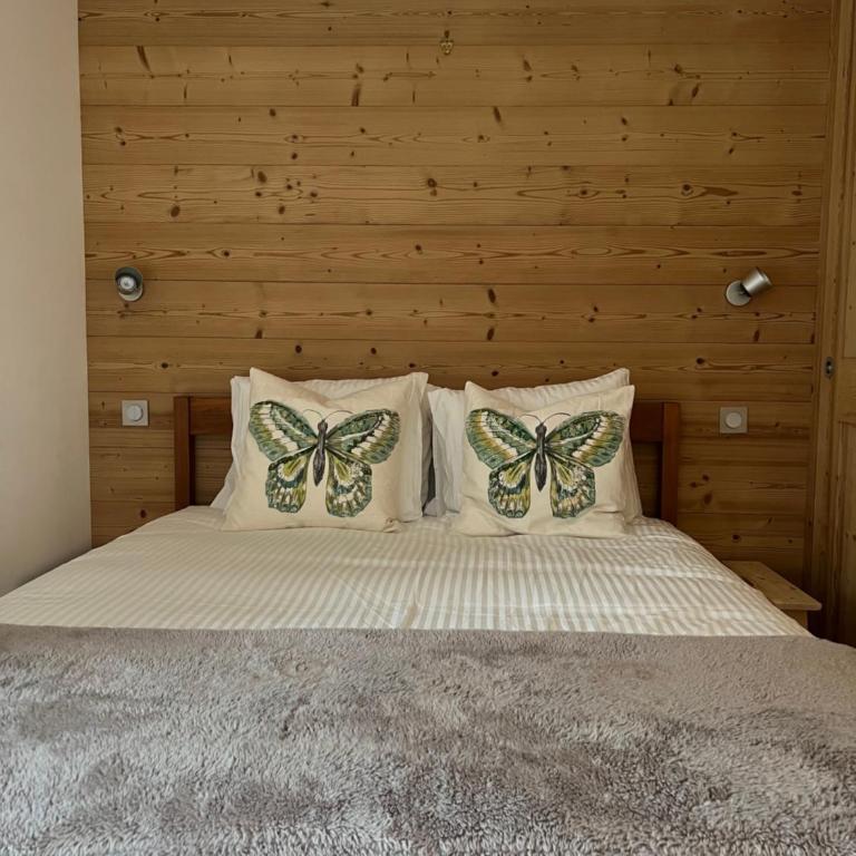 Modern 3 bedroom apartment close to lifts - Three-Bedroom Apartment - 2